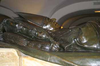 The bronze figure of Benedict XV on top of his tomb