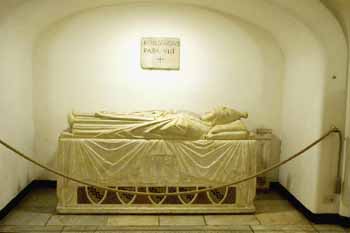 Niche with Tomb of Boniface VIII - Vatican Grottoes